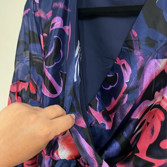 Elegant and sensuous Midi dress - Picture 9 of 10